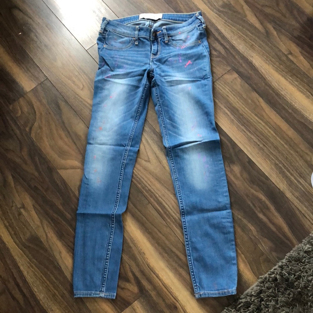 Hollister skinny jeans with “paint” splatters. EUC Size is 3R.